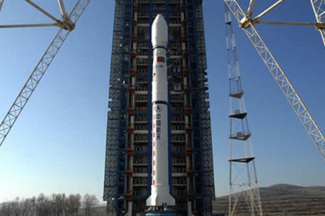 Vista do satélite CBERS-3 integrado ao foguete Longa Marcha 4B na Torre de Lançamento (CBERS/Inpe/Divulgação/VEJA)