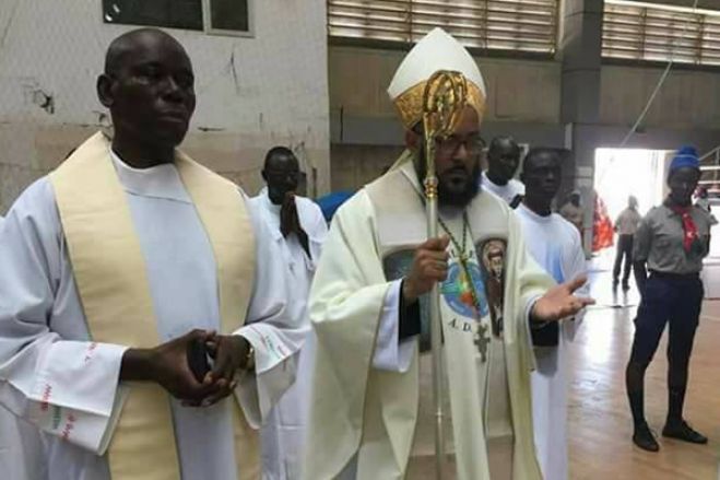 Padre Casimiro Congo e bispo Filipe Cupertino Teixeira na foto