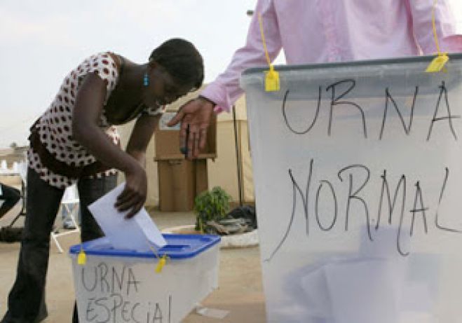 Polícia moçambicana prende homem com seis urnas e boletins de voto