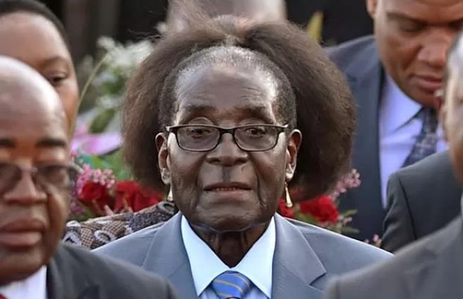 O presidente do Zimbábue, Robert Mugabe, chega nesta terça-feira (9) em Pretória, na África do Sul (Foto: AP Photo)