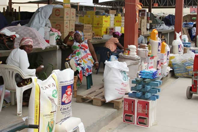 Inflação quebra negócio de vendedores informais angolanos que lamentam &quot;vida precária&quot;