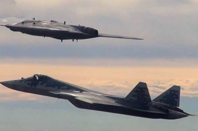 Drone de combate russo voa ao lado de um caça pela primeira vez; veja vídeo
