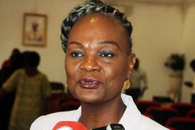 Grande parte dos falsos médicos em Angola apresentam diplomas falsos do Congo - Bastonária