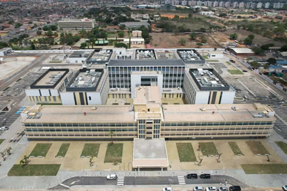 Deputado da UNITA critica PR e diz que grandes hospitais erguidos em Luanda vão operar com maioria de estrangeiros