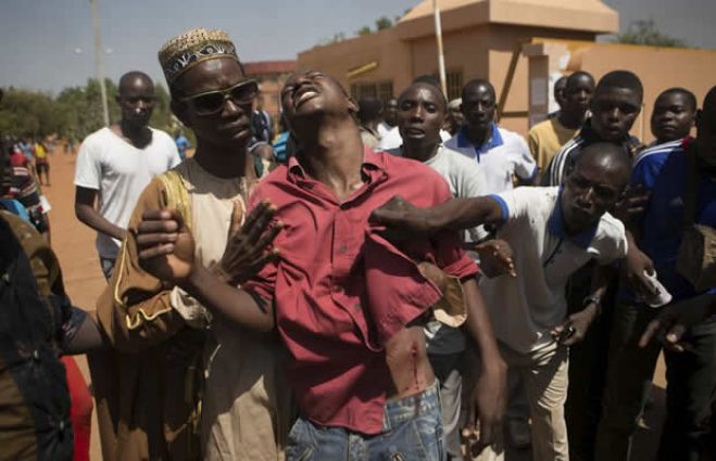 Militares assumem “governo de transição” no Burkina Faso após dia de caos na capital