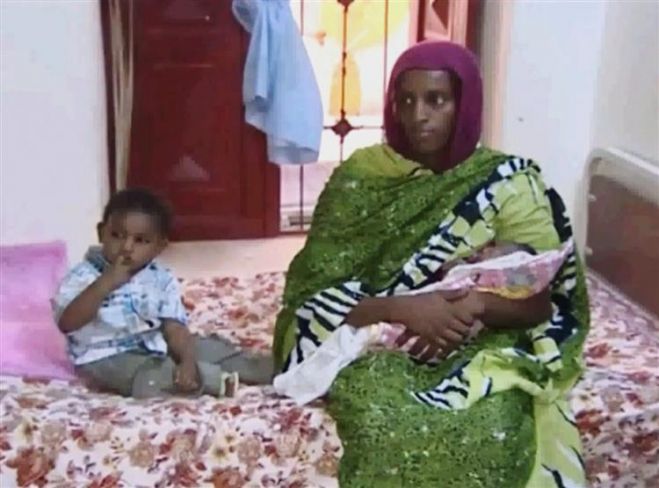 Meriam Yahia Ibrahim Ishag com seu filho nascido na prisão no Sudão em 28 de maio (Foto: AFP)