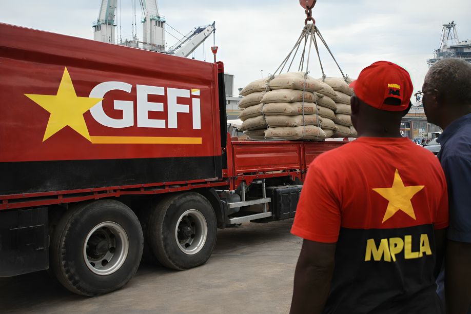 Empresa do MPLA ganha concurso de importação de cimento em Angola