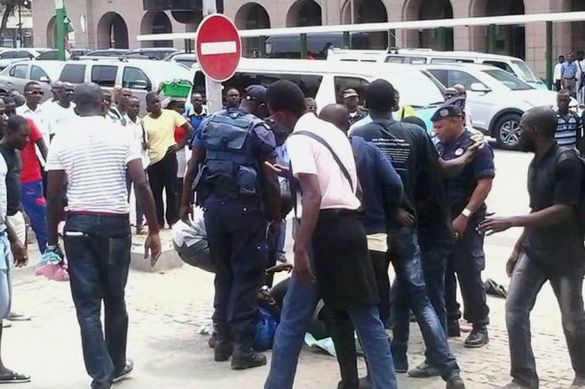 Polícia volta a travar marcha contra abusos e detém ativistas em Luanda