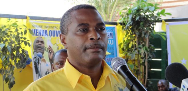 Chivukuvuku fala sobre recente abandono do partido de dois dirigentes provinciais 