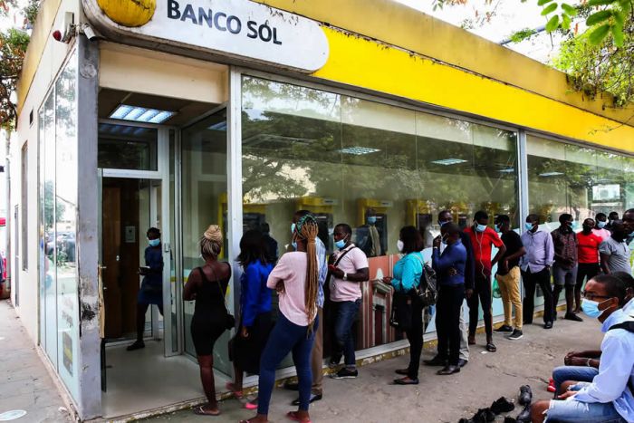 Finalmente os ladrões do Banco Sol saíram, mas levaram a massa toda com eles