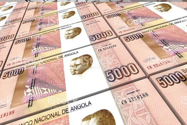 Analista estima 348 kwanzas por cada dólar americano