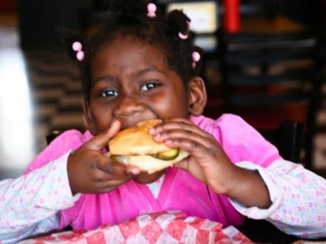 Um hamburger ou pizza em Luanda custam o triplo de Lisboa