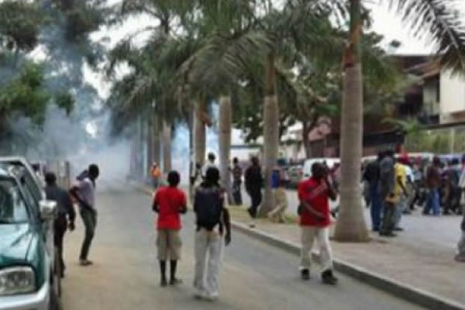 Polícia reprime protesto de funcionários despedidos por posto de combustível da Sonangol