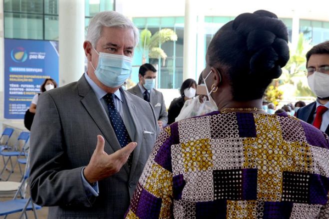Embaixador de Portugal em Angola “culpa” intermediários pela demora nos vistos