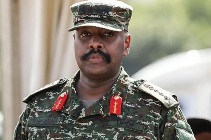 Filho do Presidente do Uganda ordena encerramento dos principais meios de comunicação independentes