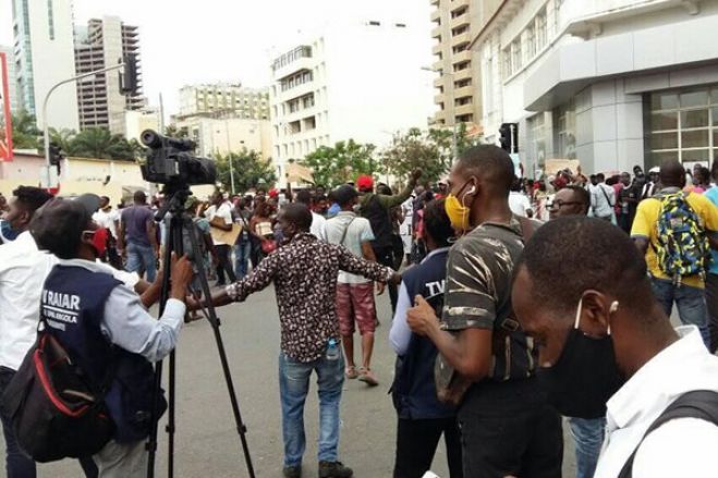 Julgamento pode durar mais dias e manifestantes dizem "mais uma hora vamos queimar pneus"