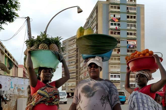 Zungueiras trocam passeios por negócios às escondidas atrás dos prédios