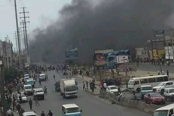 Esquadra móvel e motorizadas queimadas durante repressão policial contra manifestantes