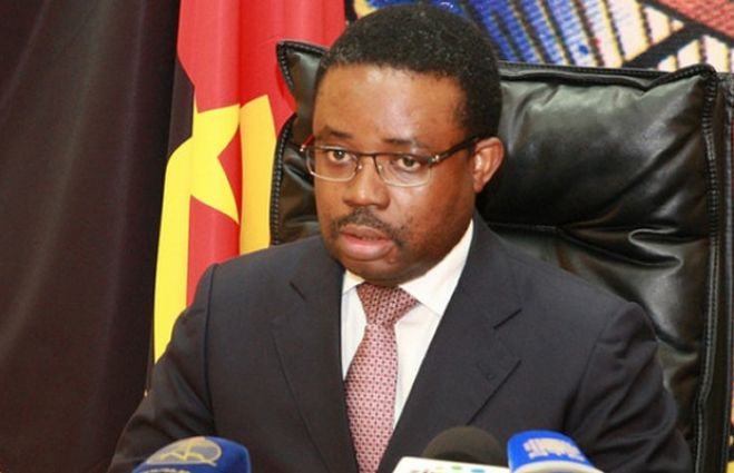 Eventual excedente do petróleo angolano utilizado para constituir reservas em 2015