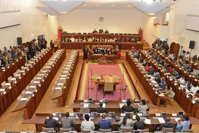 Moçambique: Frelimo dá sinal de &quot;arrogância política&quot; no parlamento - analistas