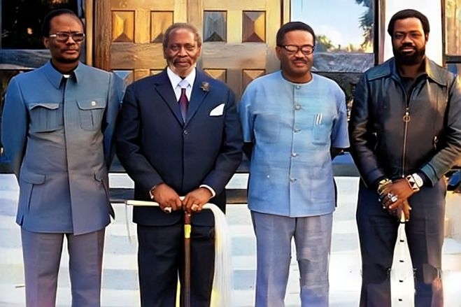 Jonas Savimbi e Holden Roberto de fora das medalhas do 50º Aniversário da Independência Nacional