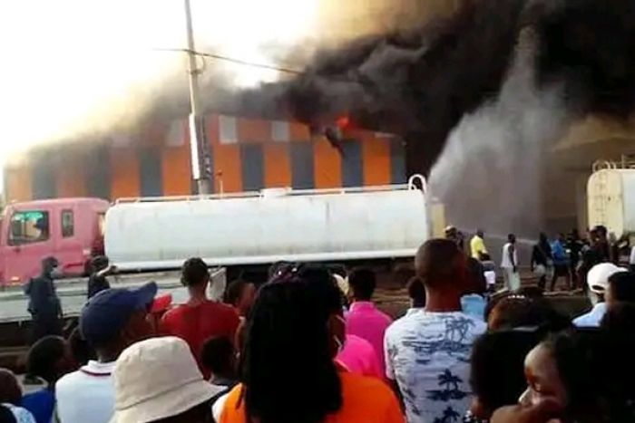 PNA detém supostos autores do incêndio do Shopping Lindeza em Luanda
