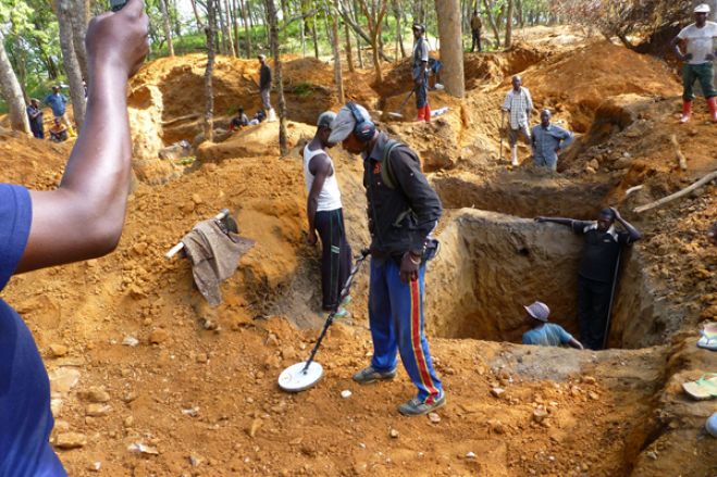 Operações de socorro em mina em Angola prosseguem sem se encontrar mais corpos