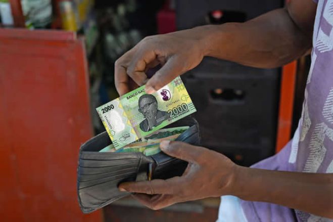 Sindicato angolano quer aumento do salário mínimo nacional para 245.000 kwanzas