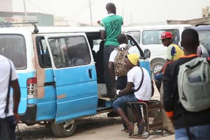 Polícia com dificuldades para criminalizar &#039;lotadores&#039; de táxi em Luanda