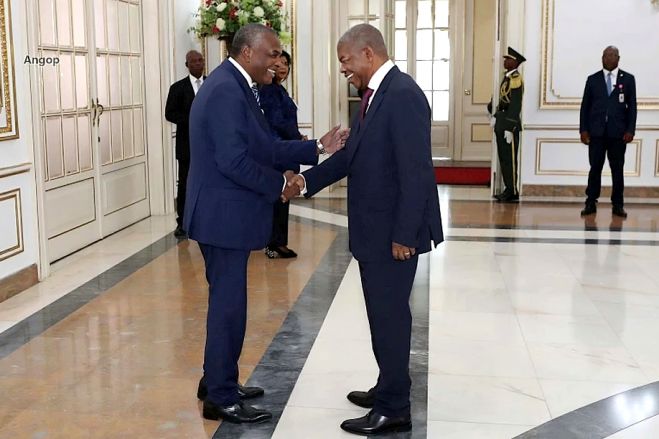 Abel Chivukuvuku toma posse como membro do Conselho da República
