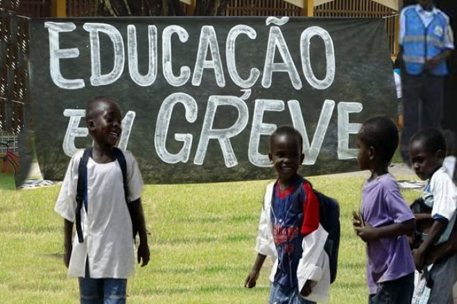 Professores angolanos anunciam greve a partir de 15 de janeiro por melhores condições