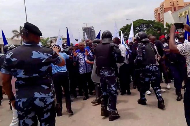 Abel Chivukuvuku e militantes são dispersos e agredidos pela Polícia Nacional