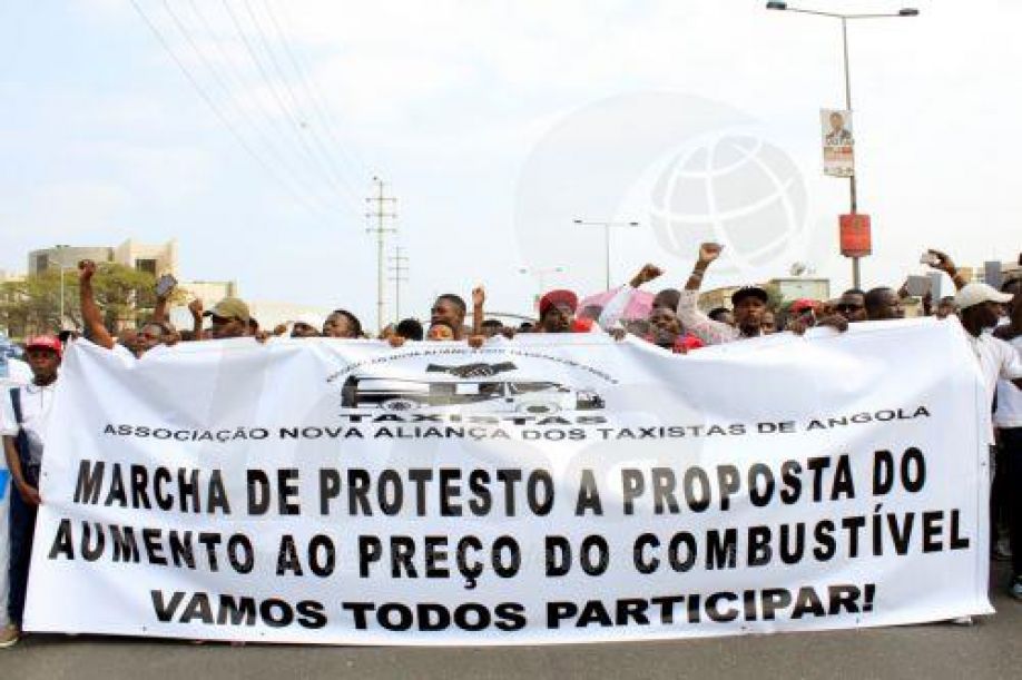 Taxistas em Luanda na rua contra subida dos preços do combustível