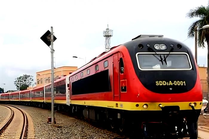 Comboio expresso do Caminho de Ferro de Moçamedes apedrejado na retoma deste serviço