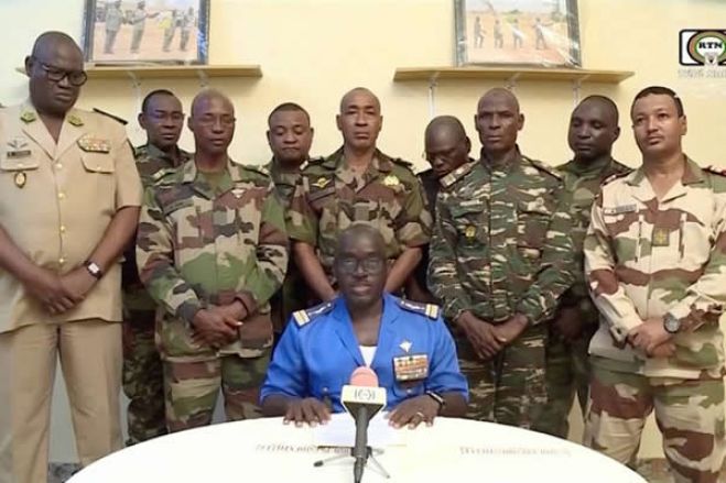 Golpe de Estado: Soldados aparecem na TV nacional do Níger e afirmam ter deposto presidente