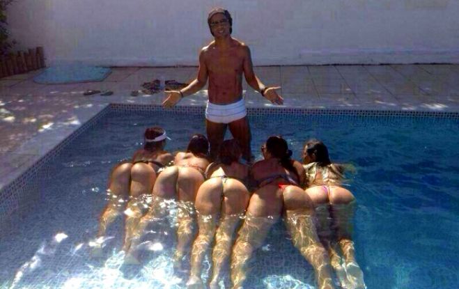 Foto de Ronaldinho com cinco mulheres na piscina causa polémica no Brasil