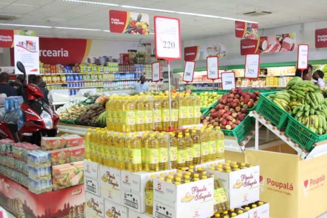 Preços em alta e falta de clientes travam negócio em mercados de Luanda antes do Natal