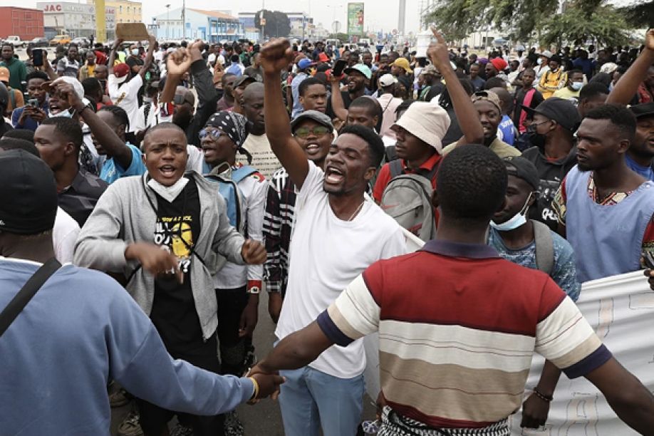 Centenas concentram-se em Luanda e prometem marcha pacifica contra subida da gasolina
