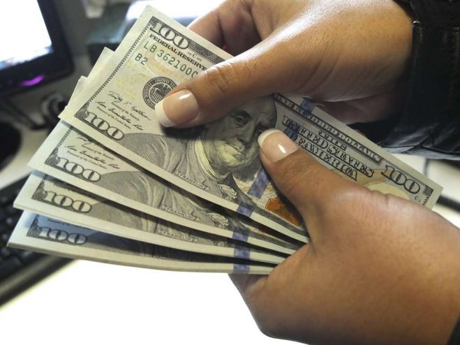 Preço para comprar dólares e euros nas ruas de Luanda próximo de máximos do ano