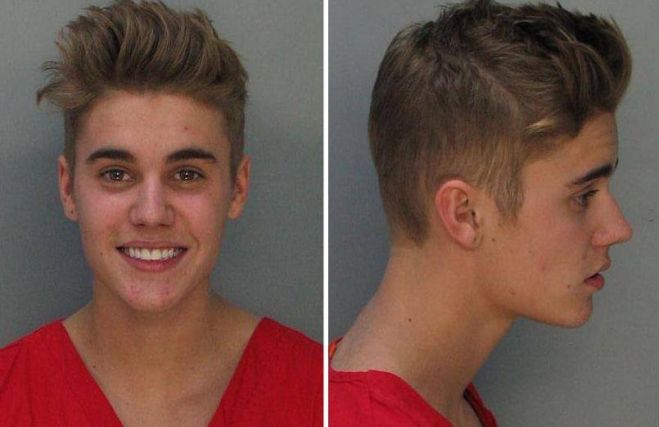 Sorridente, Justin Bieber é fotografado e foi transferido para presídio nos Estados Unidos