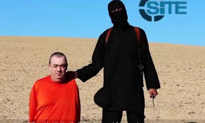 Alan Henning com o jihadista conhecido como &quot;Jihadi John&quot;. Britânico é o quarto refém estrangeiro morto pelo Estado Islâmico - HO / AFP