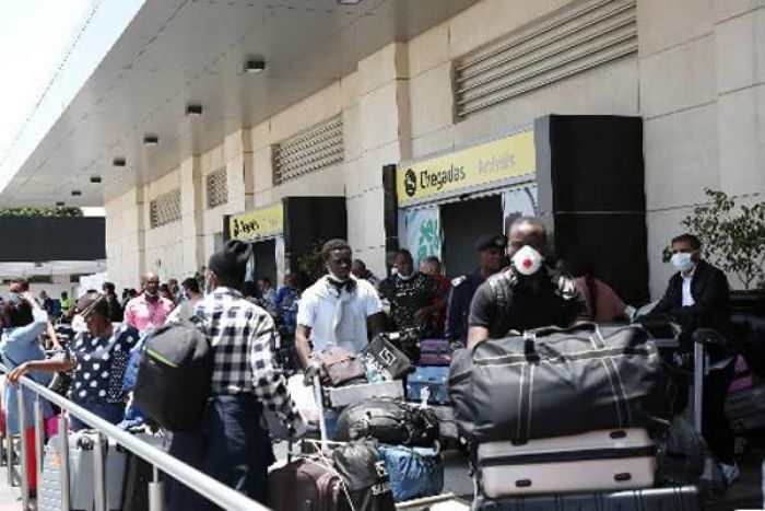 Autoridades “cercam” viajantes em quarentena domiciliar