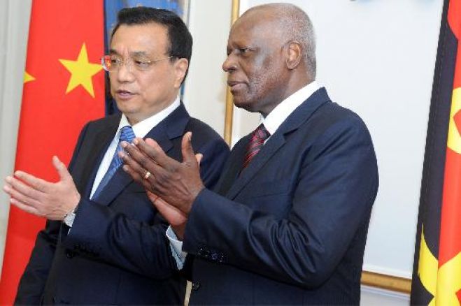 José Eduardo dos Santos, junto do 1º ministro chinês, Li Keqiang