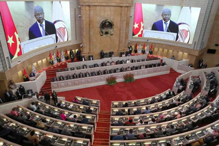 Parlamento angolano vai pedir ao Governo envio do Plano de Endividamento para 2024