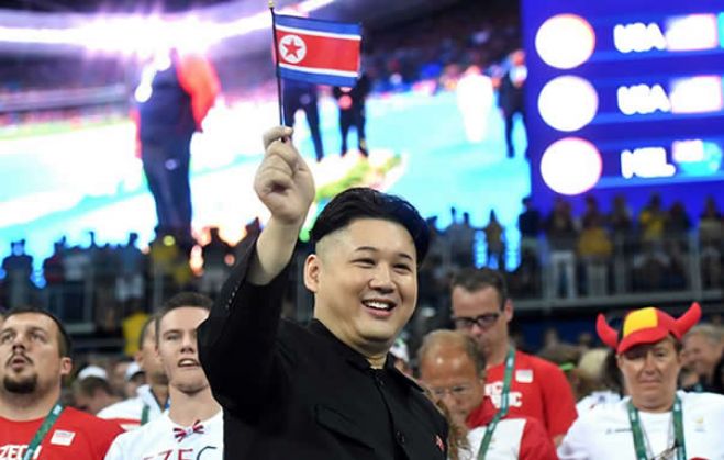 O falso Kim Jong-un agita a bandeira em plenos Jogos Olímpicos