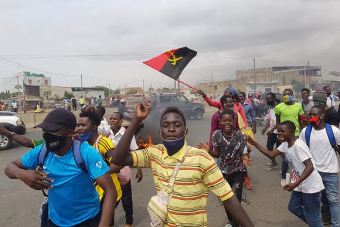 Qual é a razão de manifestação em Angola?