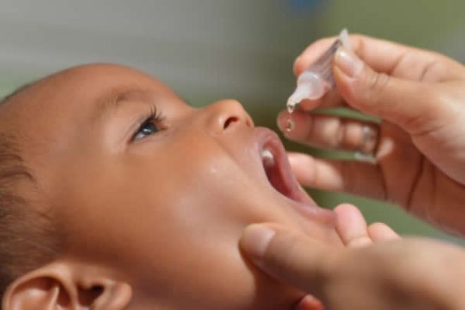 Vírus da pólio atenuado pela vacina oral reproduz-se e contamina crianças sem vacina em Angola