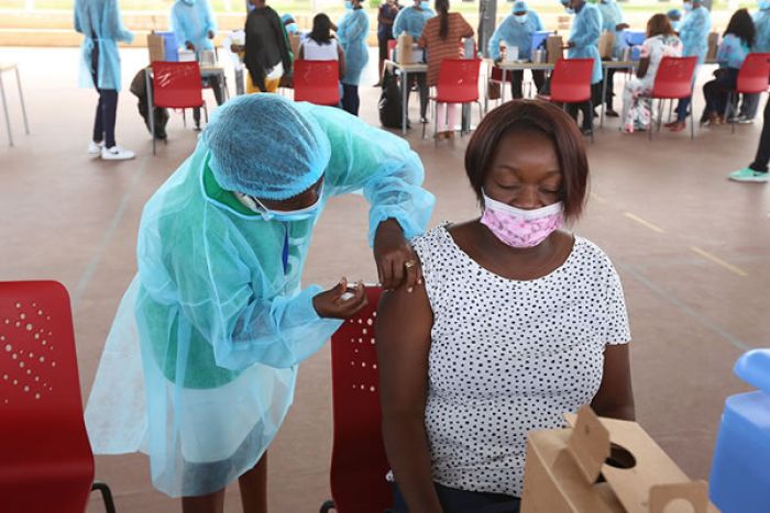 Covid-19: Angolanos aderem à vacinação, medo e desinformação são barreiras a vencer