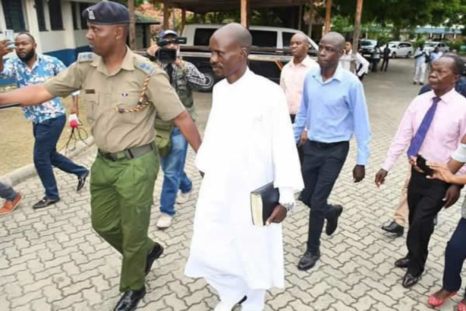 Detido líder religioso suspeito da morte de dezenas de crentes no Quénia.