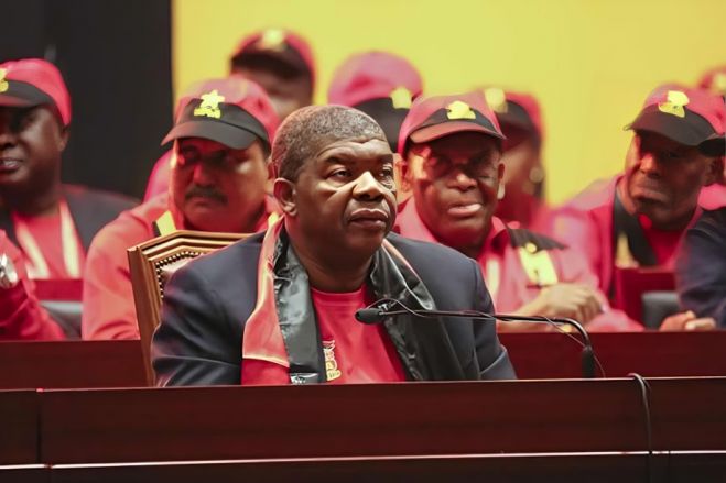 Militante do MPLA pede providência cautelar para suspender líder do partido